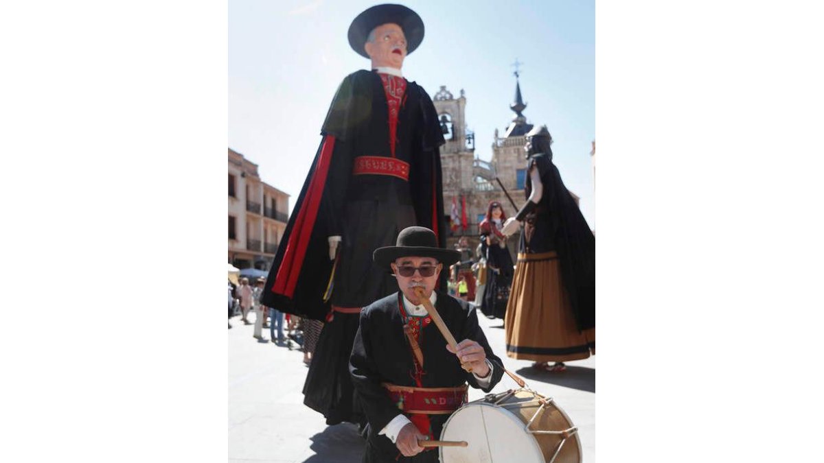 Las tradiciones maragatas y los gigantes marcan el inicio de las fiestas. JESÚS F. SALVADORES