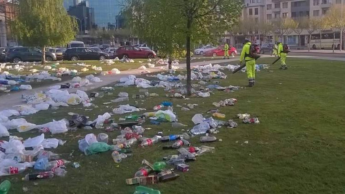 Detalle de los restos del botellón en los jardines de Eras de Renueva, frente al Auditorio. DL