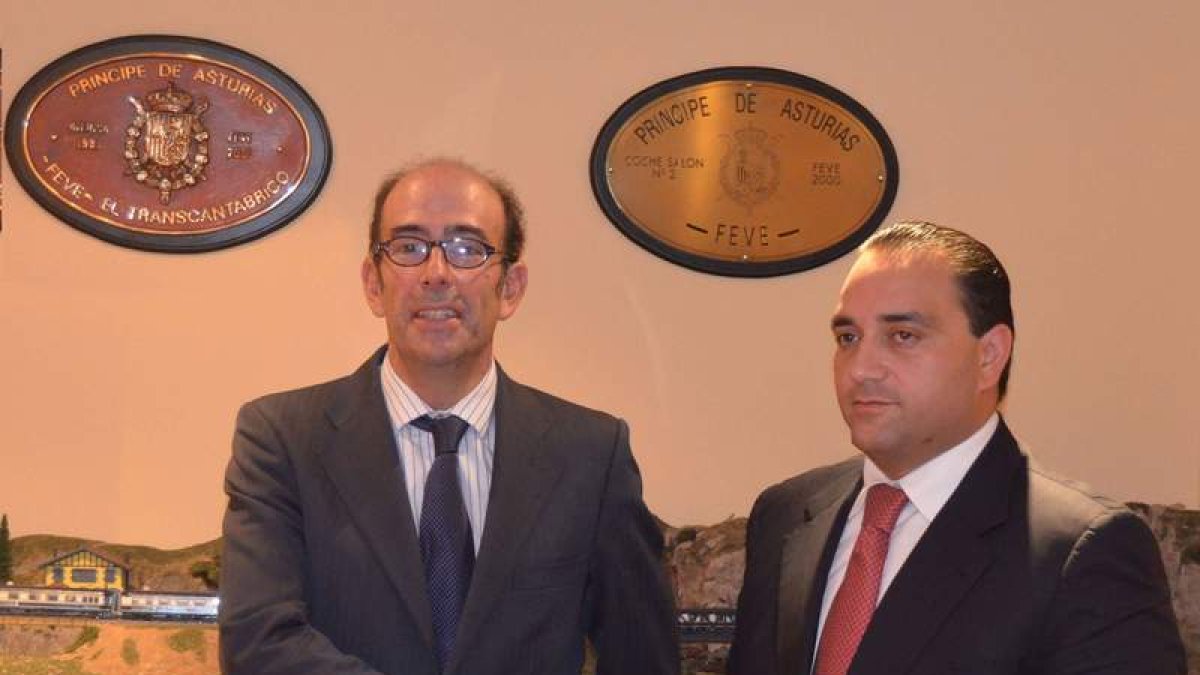 Marcelino Oreja y Rodrigo Borge Angulo, en la firma del acuerdo de colaboración.