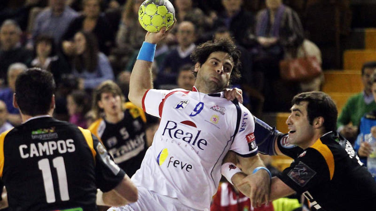 Antonio García, máximo anotador del Reale Ademar con siete goles, volvió a ser el jugador más destacado de los leoneses en el partido contra el Granollers.