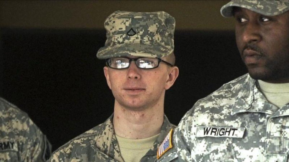 Manning (izquierda), custodiado por otro soldado, en Fort Meade (EEUU), el 22 de diciembre del 2011.