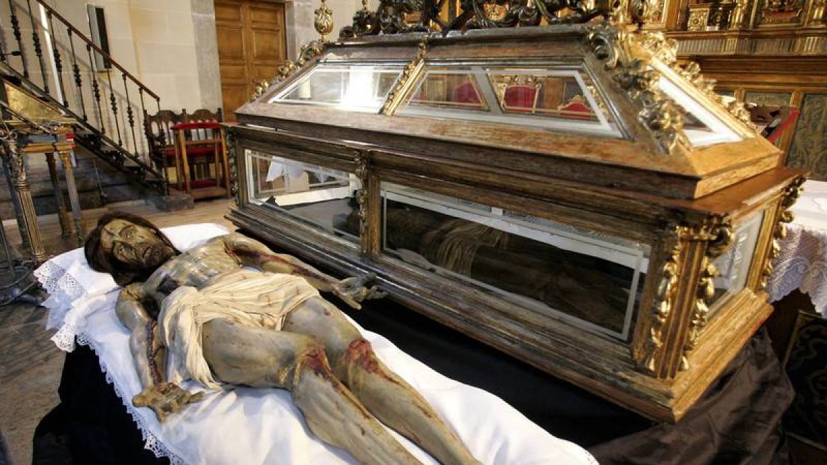 alla del Cristo yacente y la urna restaurados de la Hermandad de Jesús de Nazaret de Valencia de Don Juan