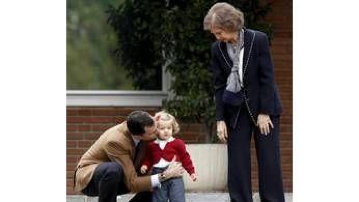 El príncipe Felipe junto a su hija Leonor y la reina Sofía saludan a los medios de comunicación