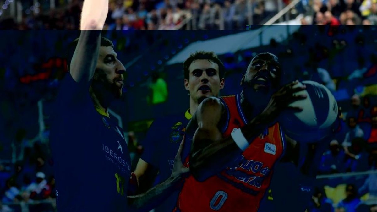 Fran Vázquez cierra el camino a canasta al valencianista Thomas