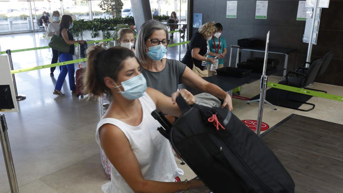 Pasajeros en la terminal de León en un embarque del pasado verano. FERNANDO OTERO PERANDONES