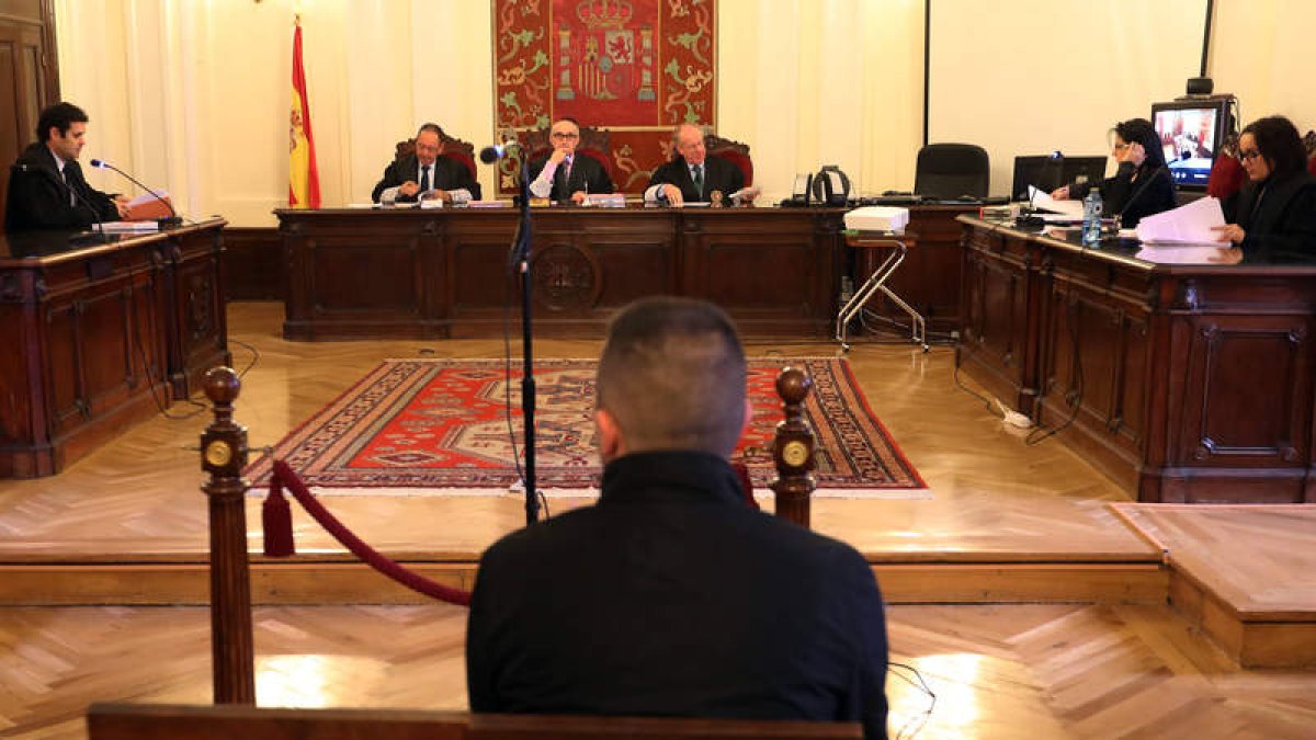 El procesado, al inicio del juicio celebrado ayer en la Audiencia Provincial. RAMIRO