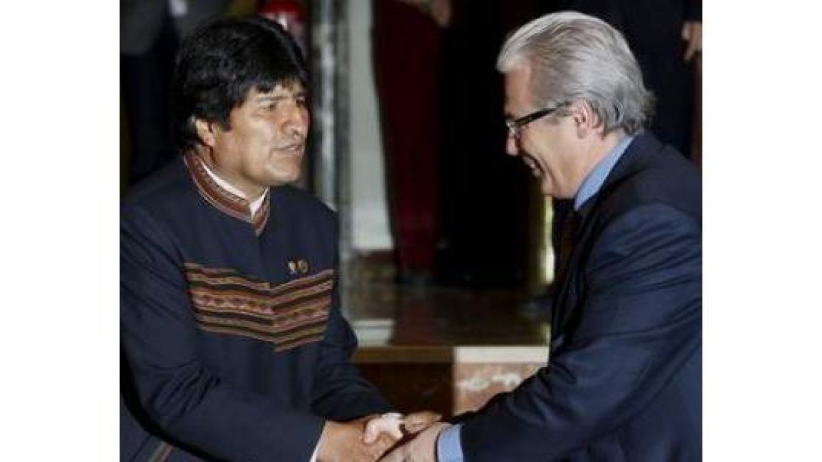 El presidente de Bolivia saluda al juez Baltasar Garzón.