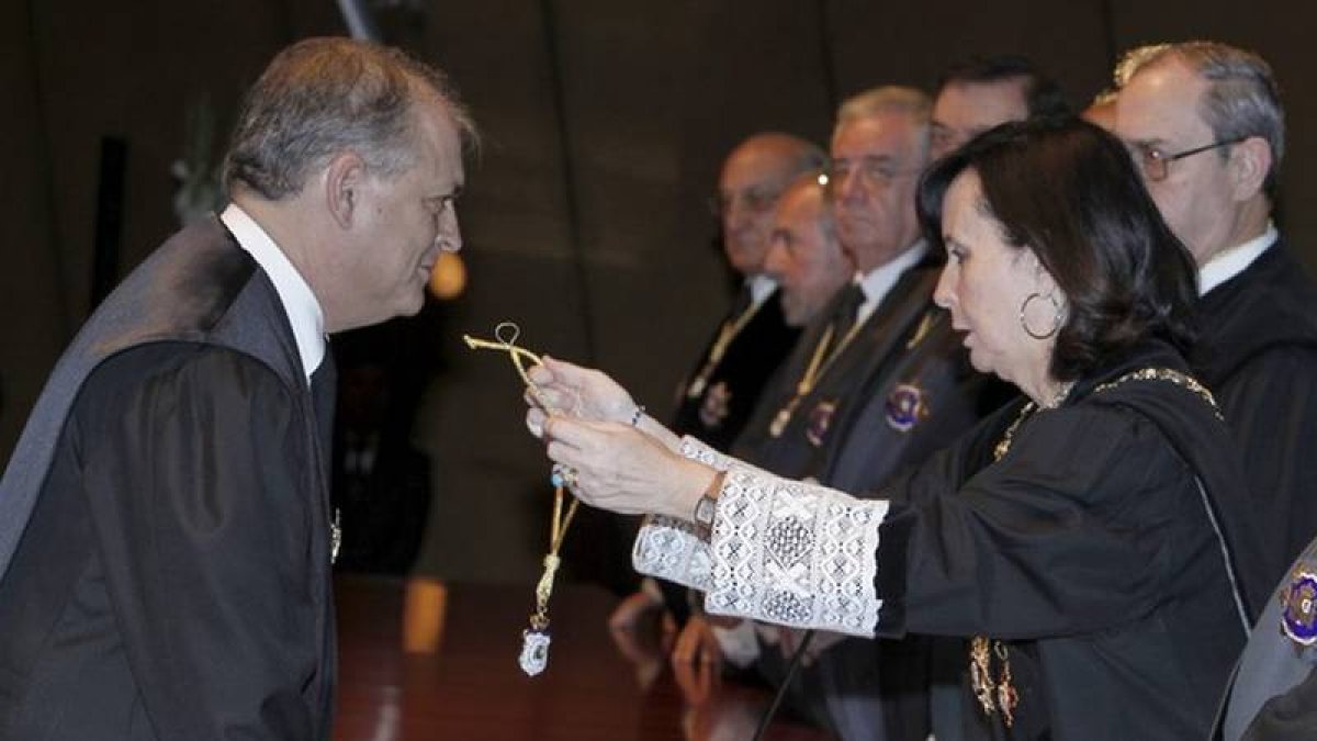 Luis Ortega recibe la medalla de magistrado del Constitucional de la entonces presidenta del tribunal, María Emilia Casas, durante su toma de posesión en enero del 2011.