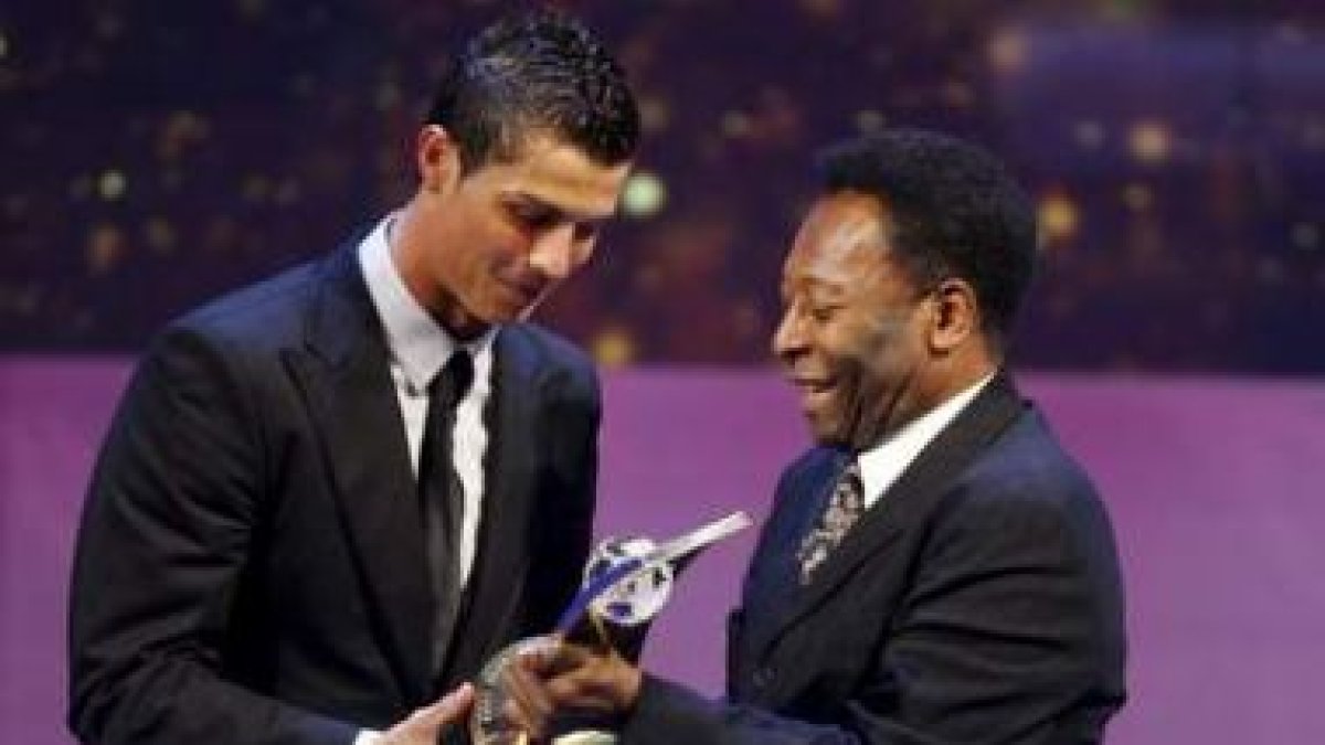 Cristiano Ronaldo, a la izquierda, recibe el galardón del año pasado de manos de Pelé.