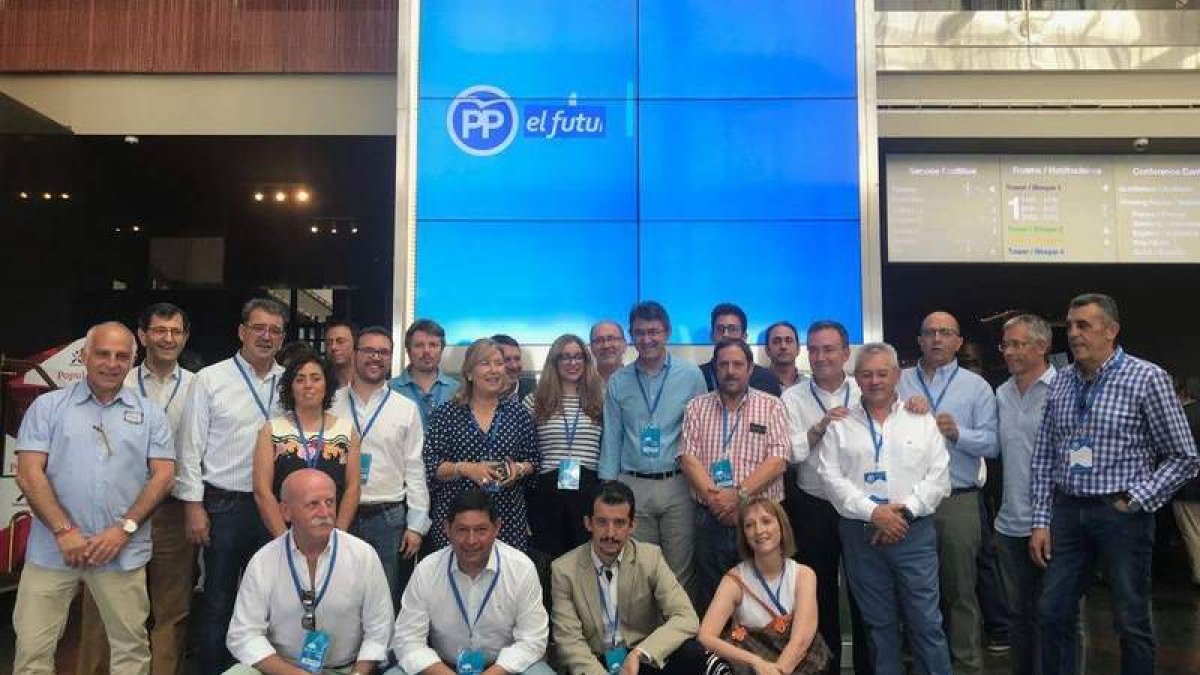 Los compromisarios leoneses en el auditorio donde se celebró el congreso extraordinario. DL