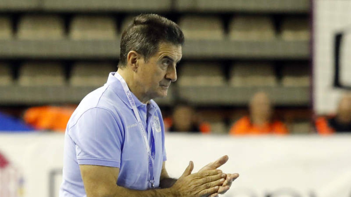 Cadenas busca contar con un equipo más dinámico para los retos que le esperan al Ademar. MARCIANO PÉREZ