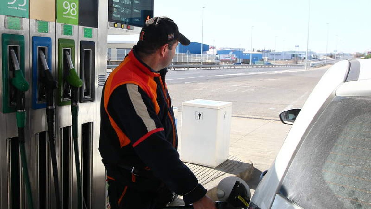 Las gasolineras de la provincia han visto mermadas sus ventas.