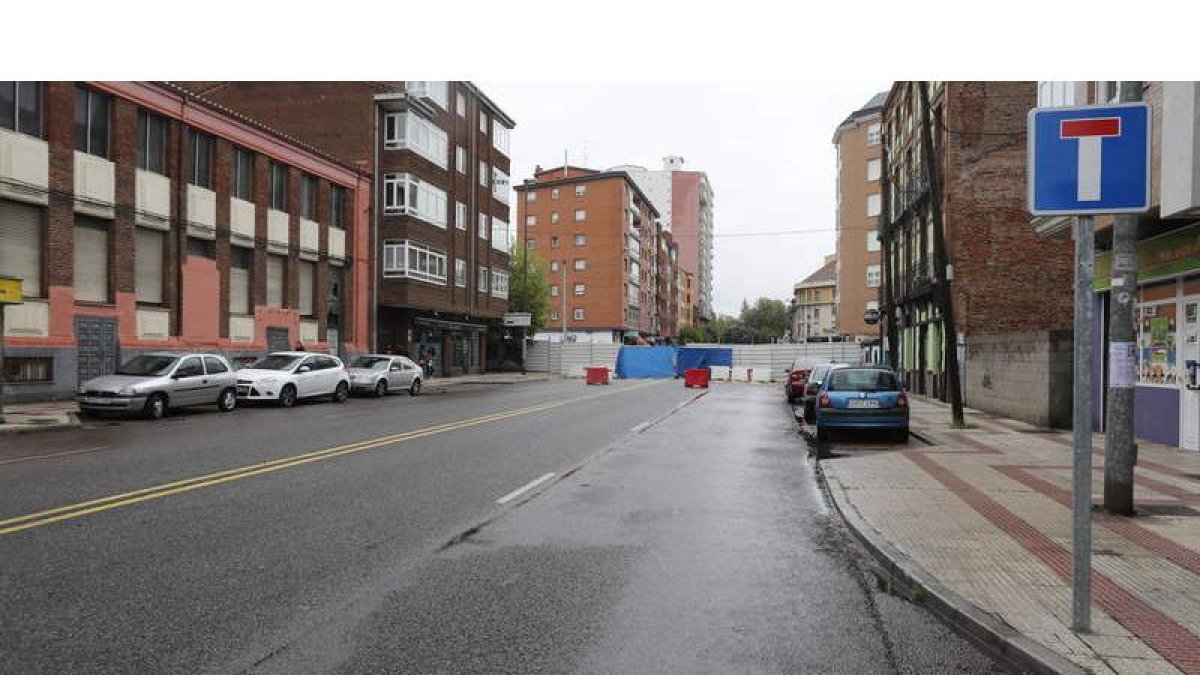La circulación en la avenida Doctor Fleming está cortada a la altura del antiguo paso a nivel desde el 5 de febrero. RAMIRO