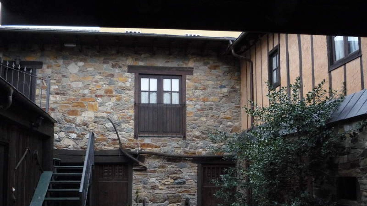 El turismo rural, el destilado de aguardientes y la elaboración de licores son complemento de la actividad de la bodega en pleno casco urbano de Quilós.