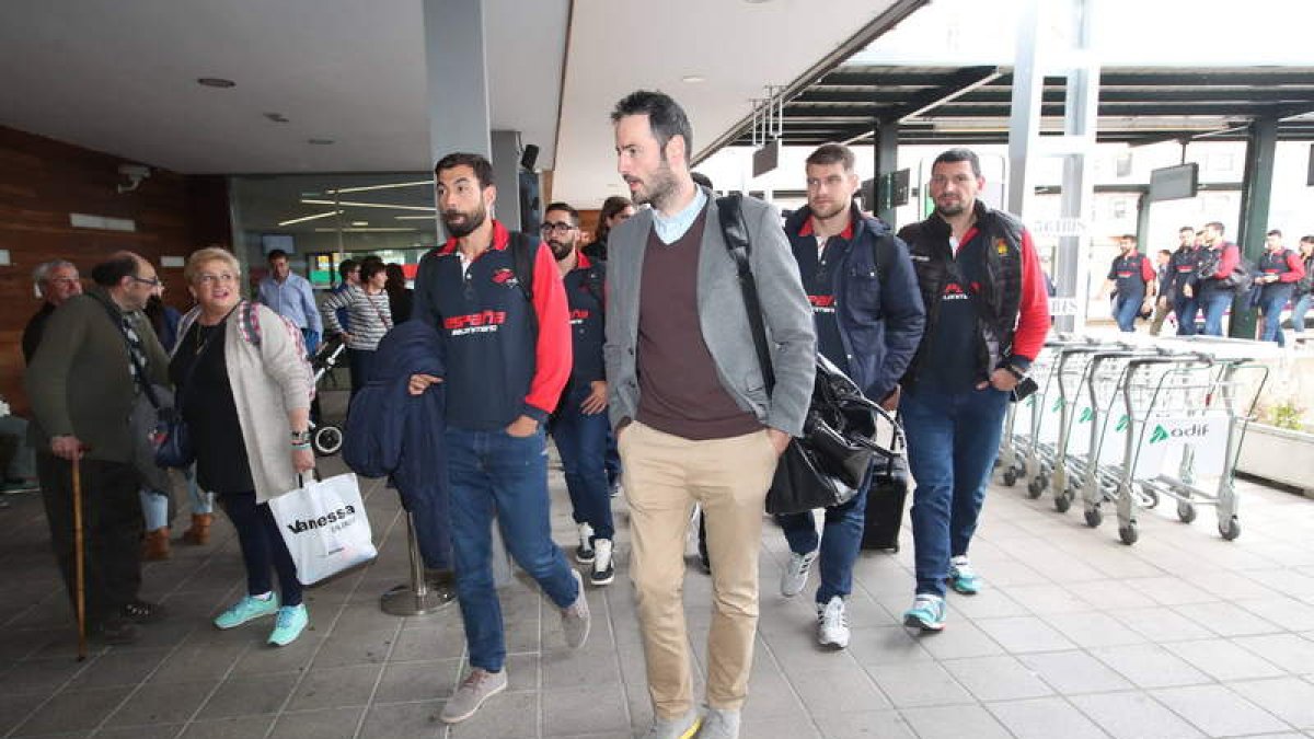 La selección española de balonmano, con Iker Romero y Dani Sarmiento en primer plano, a su llegada a la estación de León. RAMIRO