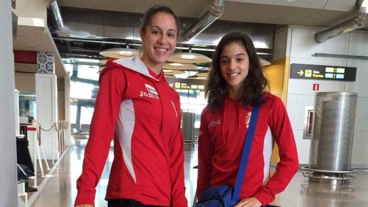 Carolina Rodríguez y Sara Llana, ayer en el aeropuerto de Madrid