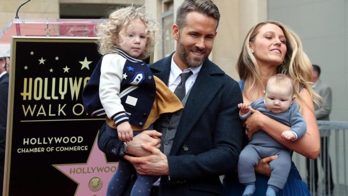 Ryan Reynols, con su esposa y sus dos hijas, en el paseo de la fama de Hollywood.