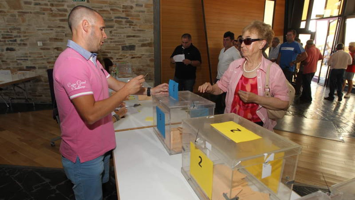 La afluencia de votantes fue considerable, especialmente a lo largo de la mañana.