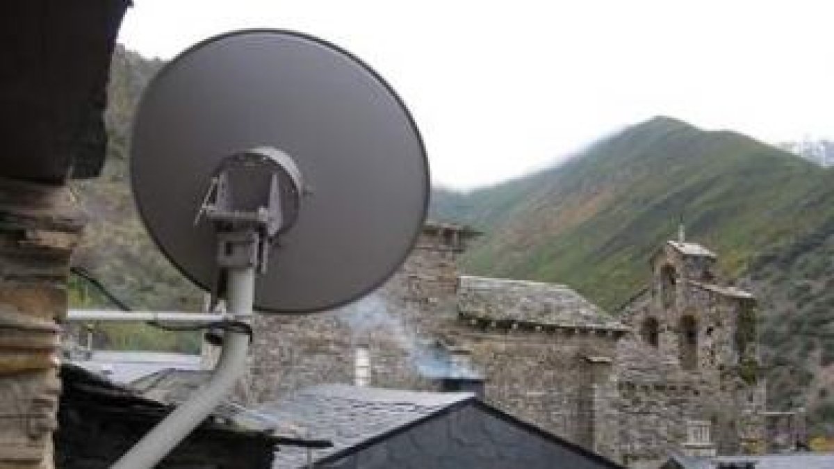 Vista de la iglesia mozáraba de Peñalba, estropeada por una antena
