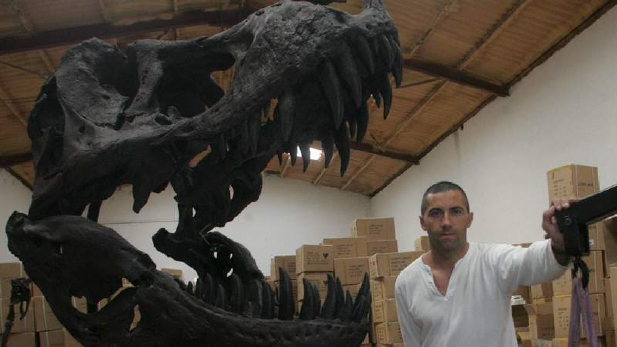 José Vicente Casado, en su gran taller de Navatejera, junto a una de sus creaciones.