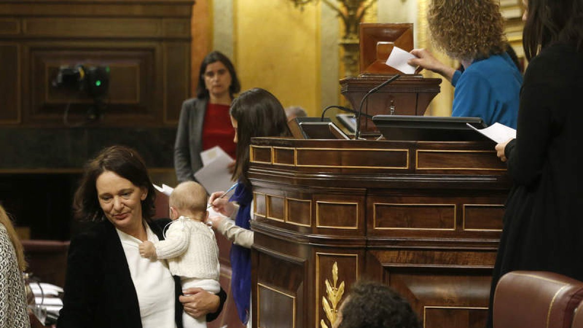 Carolina Bescansa, con su hijo Diego, tras depositar su voto en el Congreso.