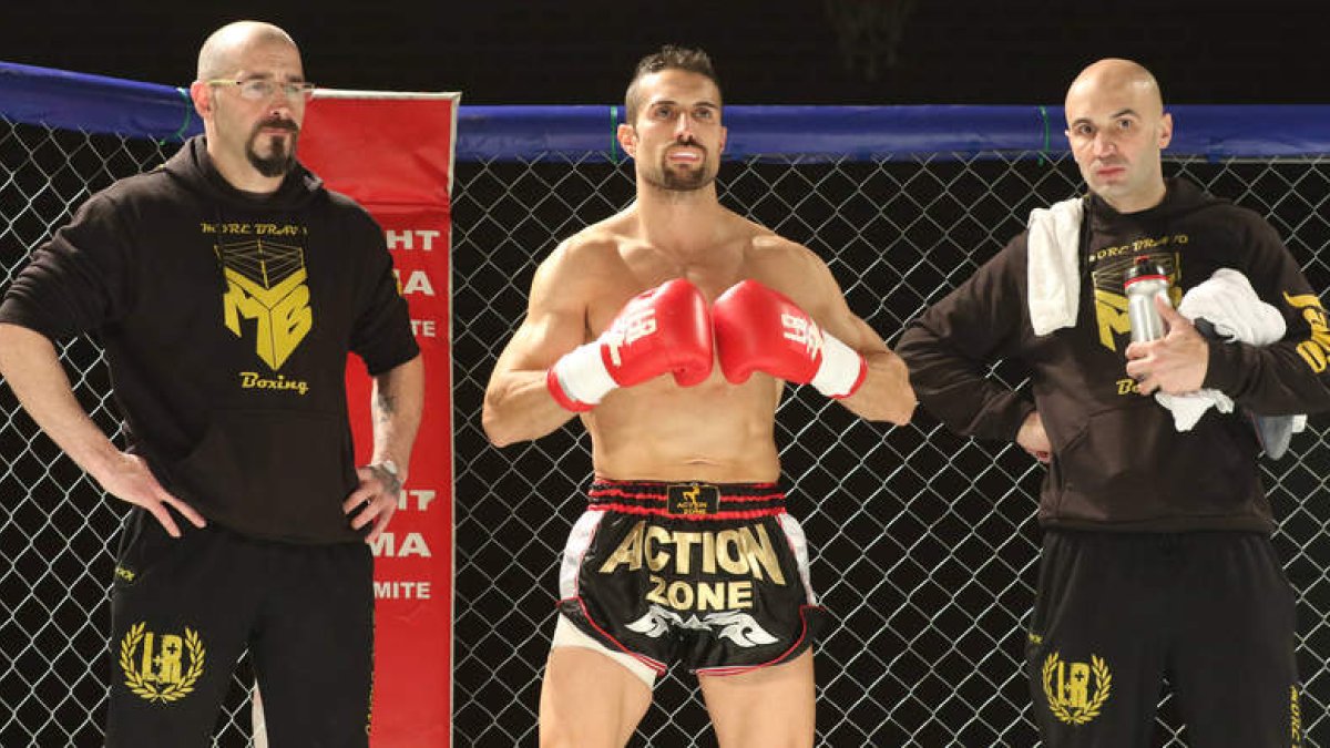 Héctor Moreira y Javier Gutiérrez Bravo (‘Morebravo’) junto a Jairo García en los inicios del gran combate de Muay Thai-pro.