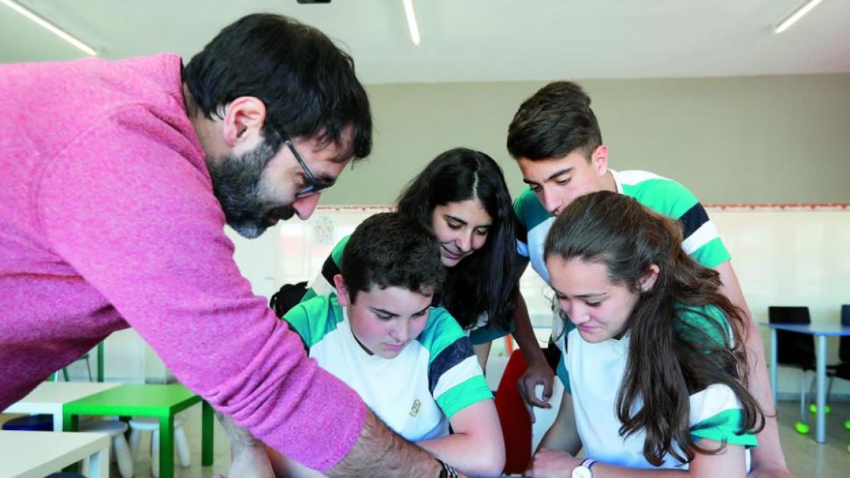 El profesor Jorge Díez junto a los alumnos Lucía Robles, Óscar Gallego, Sergio González y Laura Martínez.