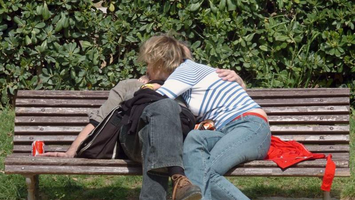 Una pareja se besa en un banco de un parque madrileño. TONI ALBIR