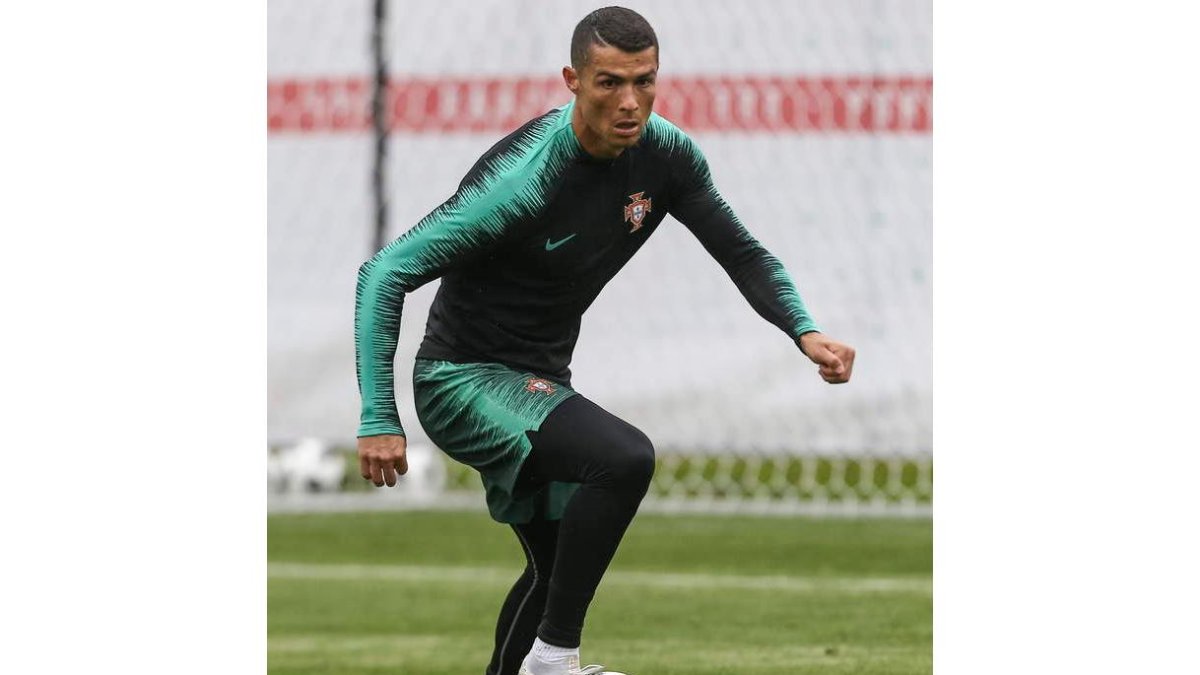 Cristiano, durante el entrenamiento de ayer con Portugal. PAULO NOVAIS
