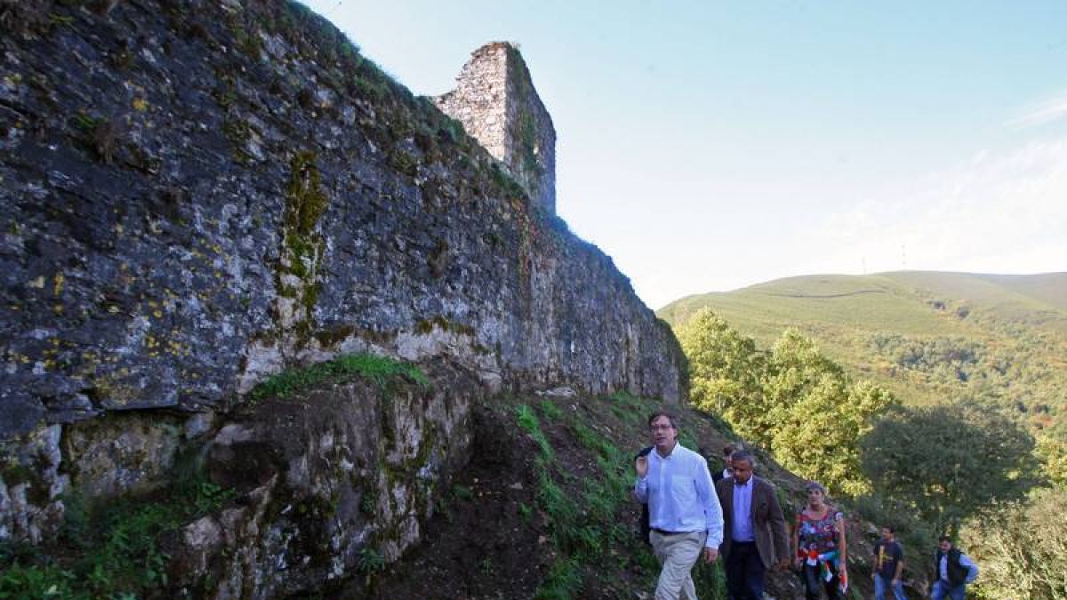 El director general de Patrimonio Cultural, Enrique Saiz (I), visita la rehabilitación llevada a cabo en el Castillo de Sarracín en la localidad de Vega de Valcarce