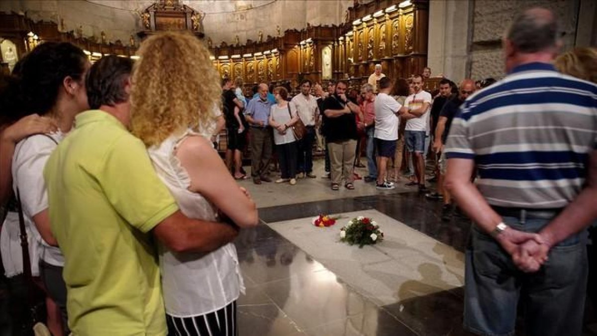 Decenas de visitantes rodeaban la tumba de Francisco Franco este miércoles al término de la misa diaria por los caídos