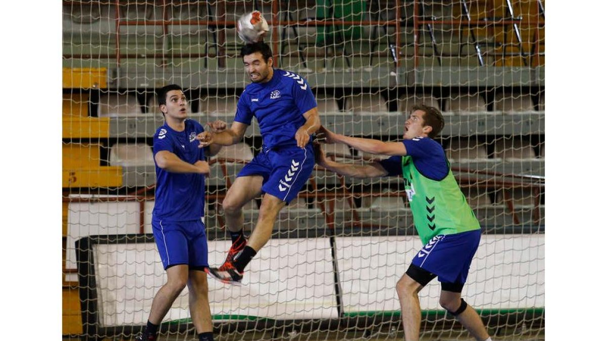 Dimitrievski, Carrillo y Kristensen, en un entrenamiento de Abanca Ademar.