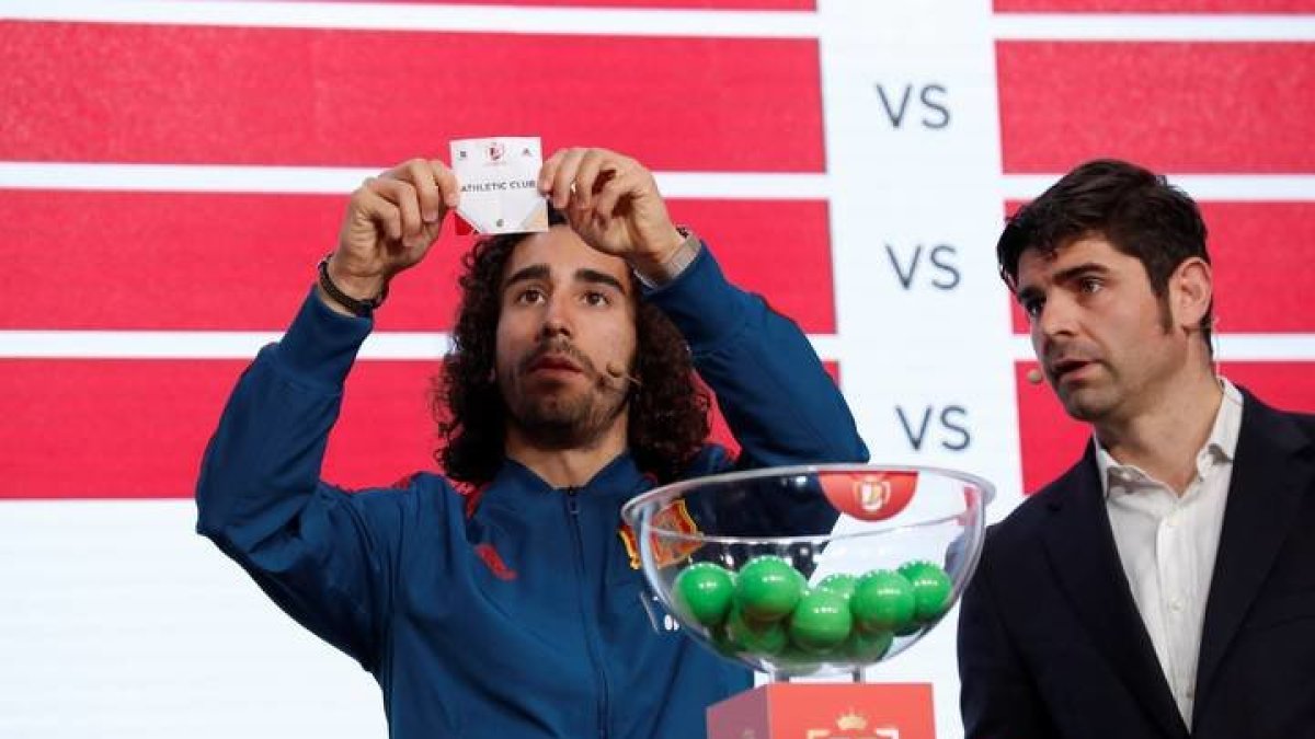 El presentador de la RFEF, Saúl Ramos (d), y el jugador del Getafe Marc Crucurella, dan a conocer los primeros cinco emparejamientos durante el sorteo de la primera eliminatoria de la Copa del Rey, que se disputará los días 19 y 20 de noviembre, este domingo en la Ciudad del Fútbol de Las Rozas. EFE/Zipi