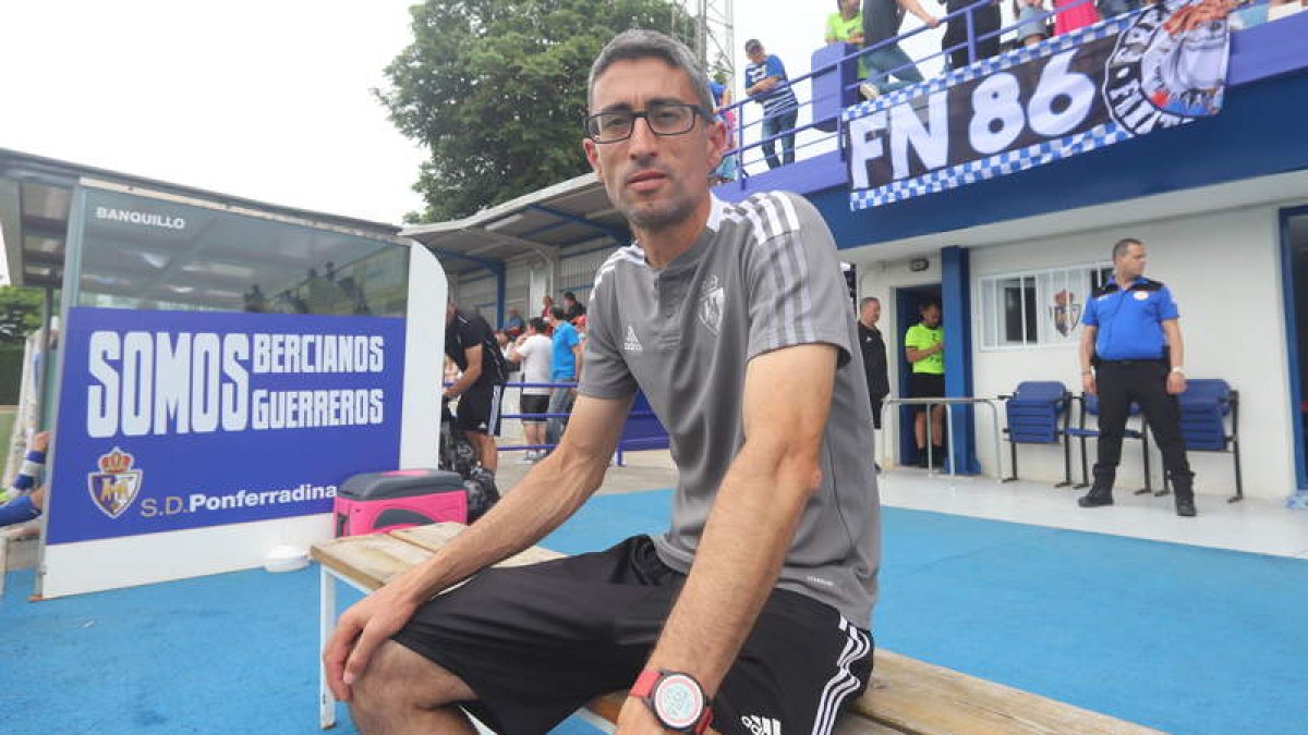 Rubén Vega en el campo Vicente del Bosque antes de comenzar el partido del ascenso. ANA F. BARREDO