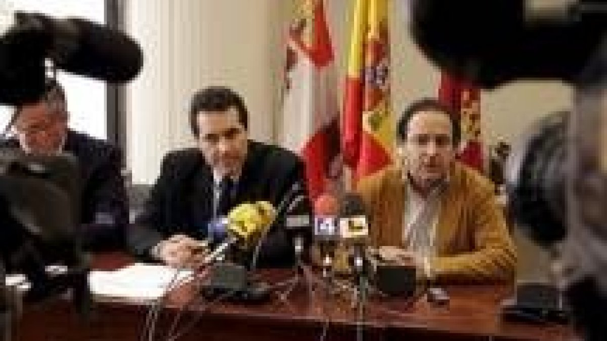 Juan Antonio Ruiz y Luis Aznar, en un momento de la rueda de prensa en la sede de la Junta