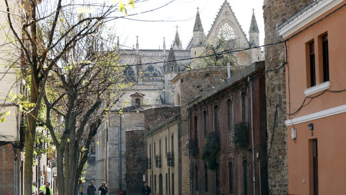 Gente paseando junto a la muralla. MARCIANO PÉREZ