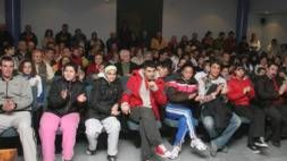 Muchos fueron los jóvenes atletas que se dieron cita en el Ayuntamiento al lado de Sergio Gallardo