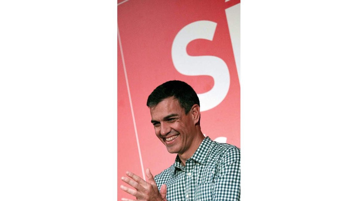 Sánchez, en un mitin con afiliados en La Laguna. CRISTÓBAL GARCÍA