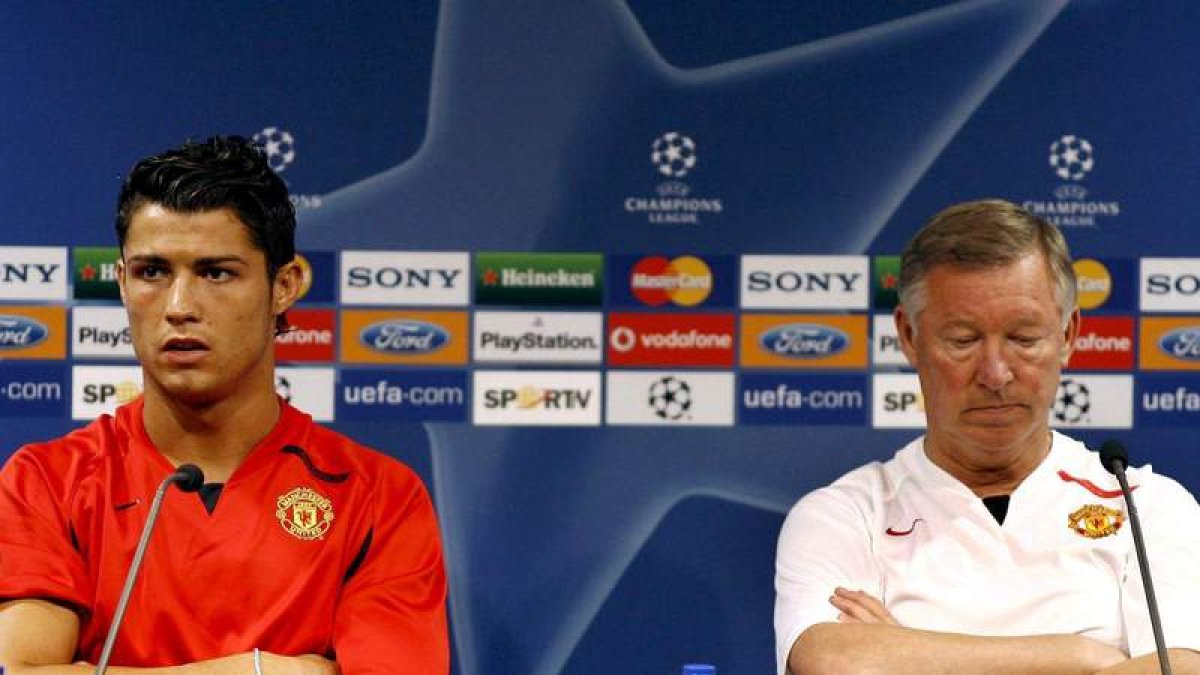 Cristiano Ronaldo junto a Álex Ferguson, en la etapa del jugador en el Manchester United.