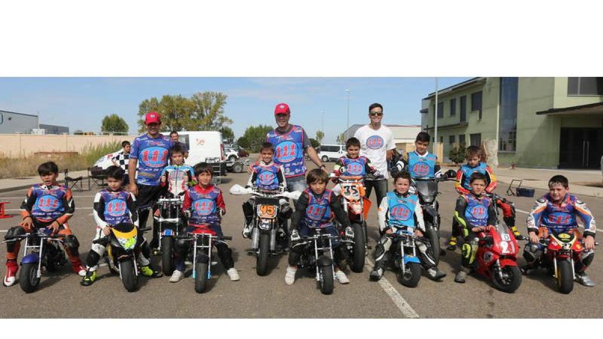 Foto de familia de alumnos y profesores de 111 School.