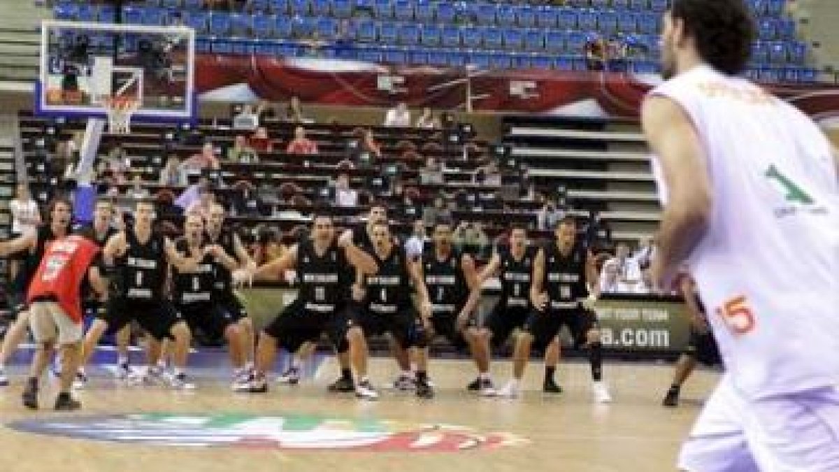 Garbajosa observa el ritual de la danza «haka» de los jugadores de Nueva Zelanda.