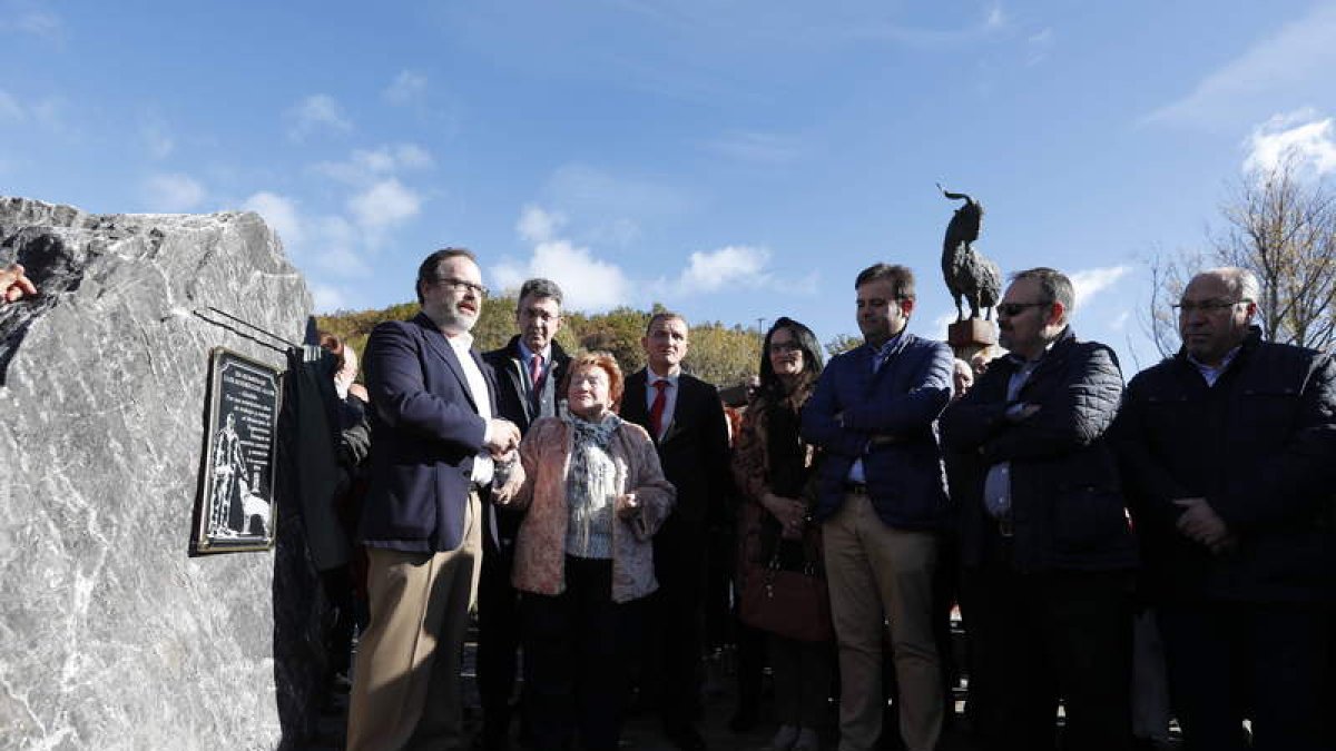 Las autoridades descubrieron una placa para recordar al desaparecido alcalde. JESÚS F. SALVADORES