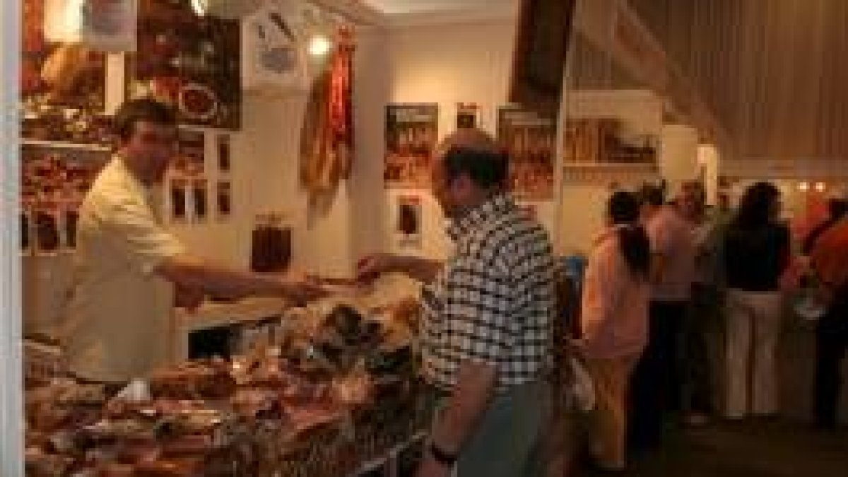Un centenar de expositores participaron en la feria de Carracedelo