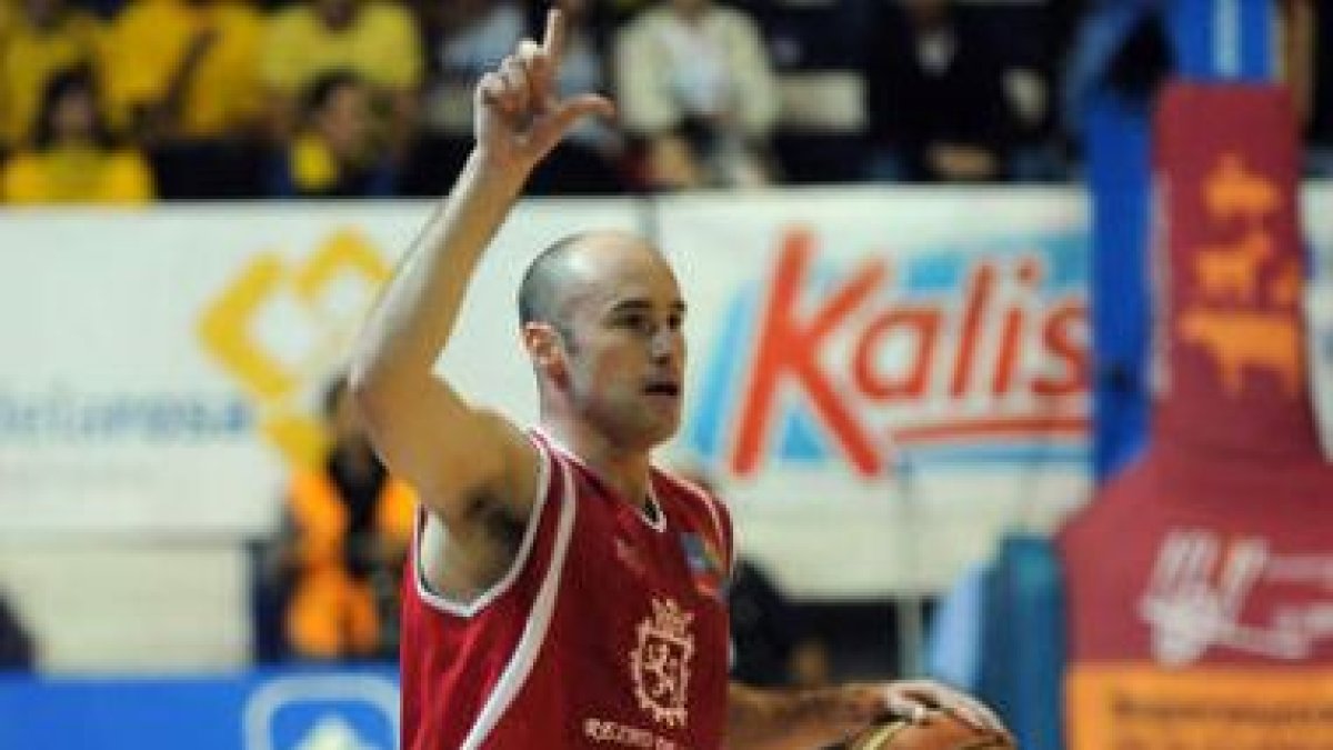 Juanjo Bernabé disputa un partido para el ascenso.