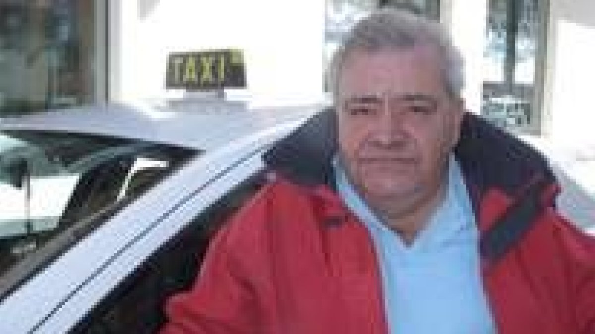 José Carlos Pérez, junto al taxi que conduce todos los días