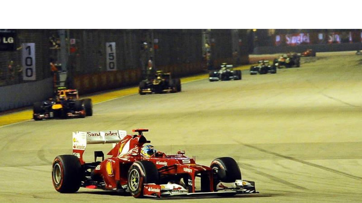 Fernando Alonso gestionó muy bien el desgaste de sus neumáticos para mantener el liderato del Mundial y terminar tercero en Singapur.