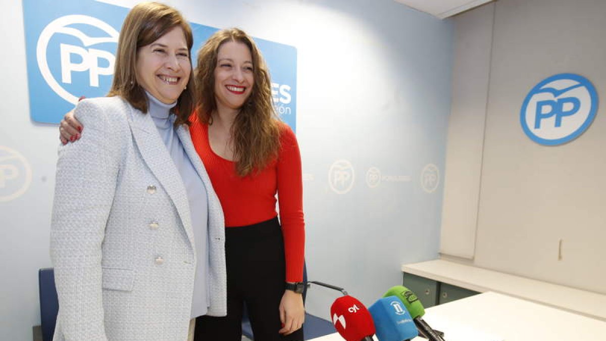 La candidata del PP al Ayuntamiento de León, Margarita Torres, y la presidenta del partido, Ester Muñoz. RAMIRO