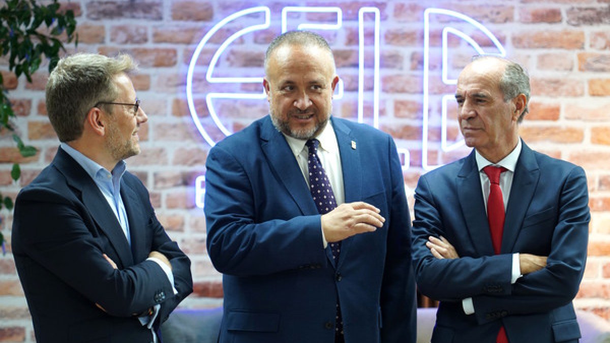 El presidente de la Diputación, Gerardo Álvarez Courel, asiste a la inauguración de una nueva Oficina Acelera Pyme en la provincia de León puesta en marcha por la Fele. Junto a él, el presidente de la entidad, Jesús María Vallejo (D) y el secretario general adjunto, Enrique Suárez (I) CAMPILLO