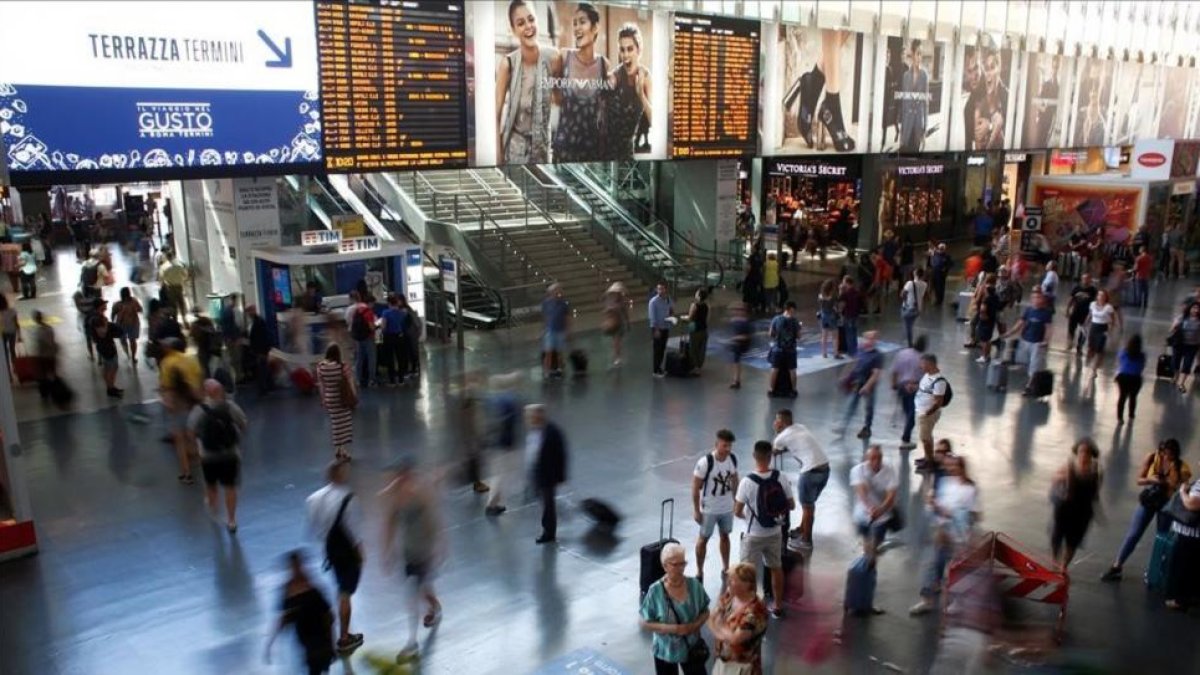 Viajeros en la estación de Termini.