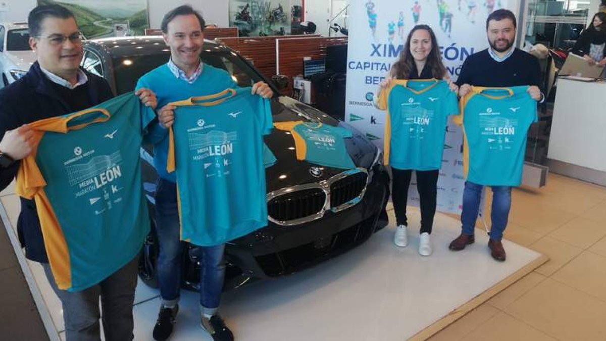 La camiseta conmemorativa de la media maratón de León que se presentó en el concesionario Bernesga Motor. DL